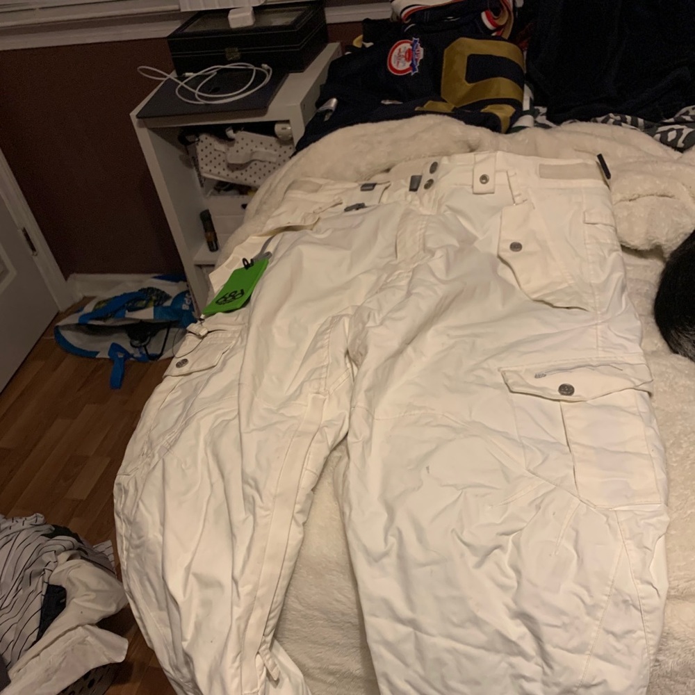 Men’s white 686 ski pants size Large